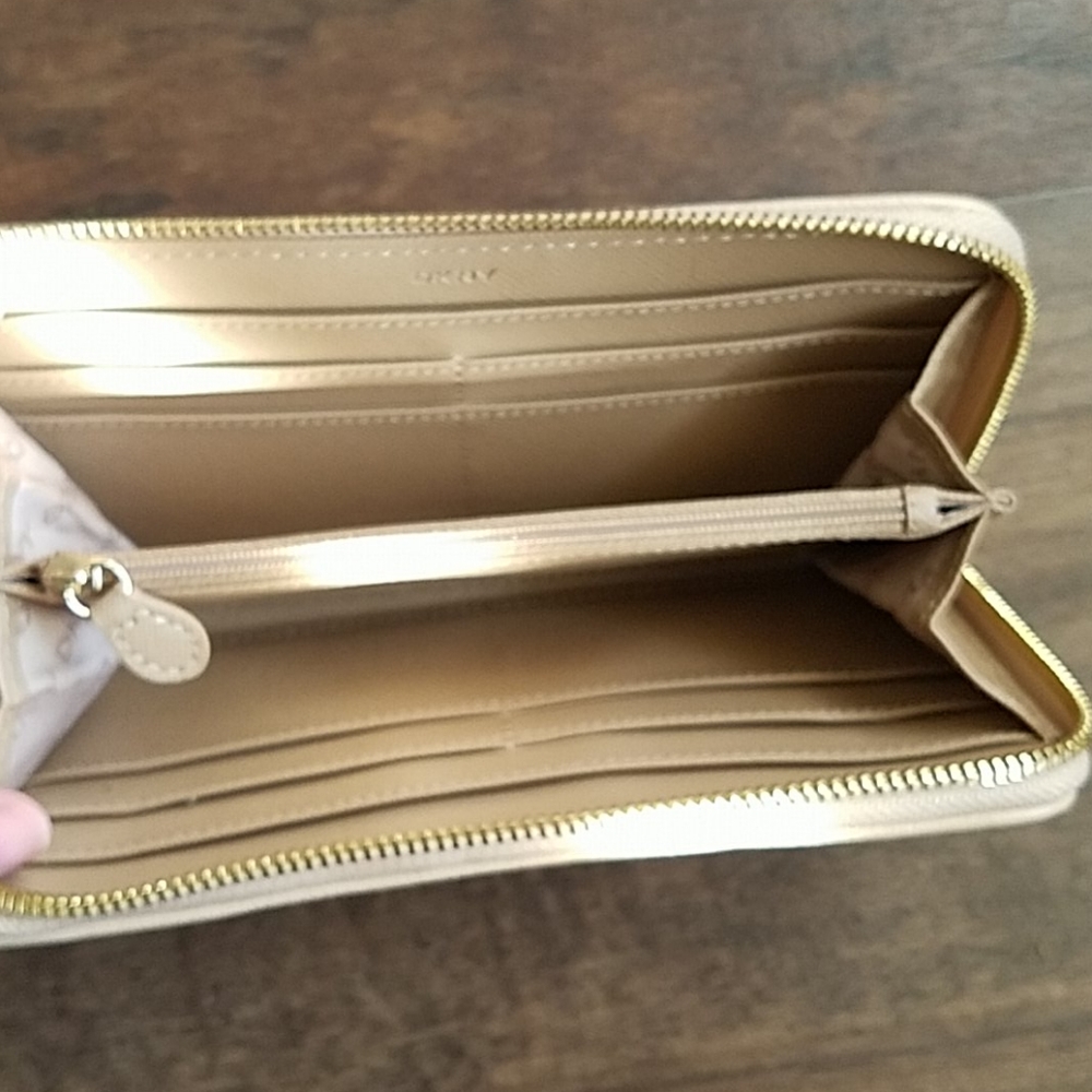 DKNY wristlet - Picture 4 of 4